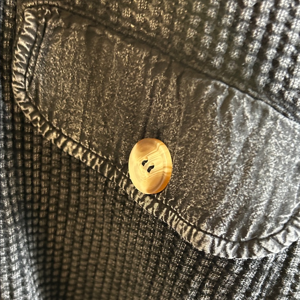 Elegant Black Textured Button-Down Shirt - Picture 4 of 7